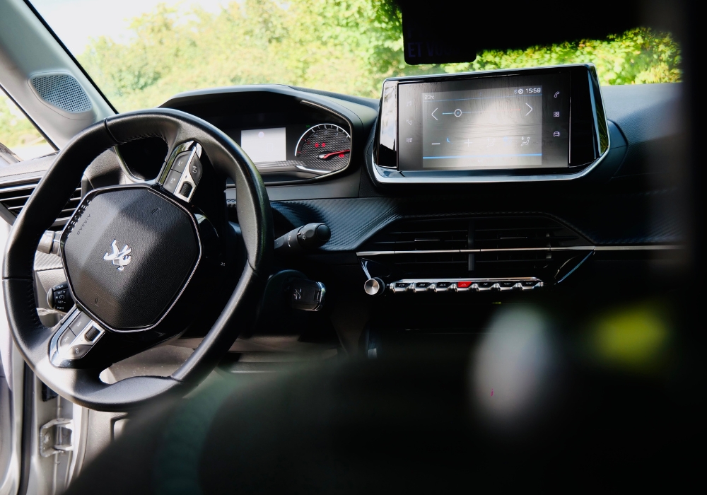 4 Peugeot 208 Style - Image 4