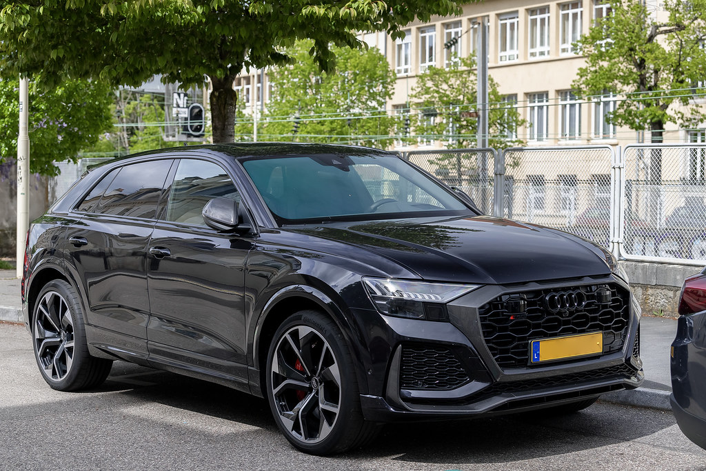 Supercar AUDI RSQ8
